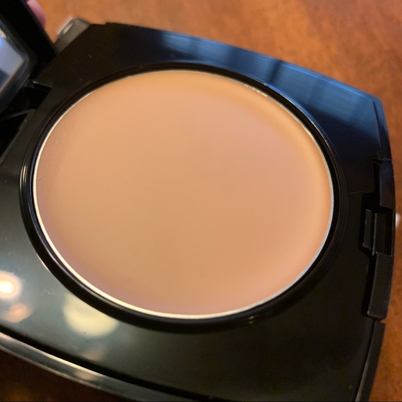 Avon Flawless Cream to Powder Foundation - Picture 3 of 6